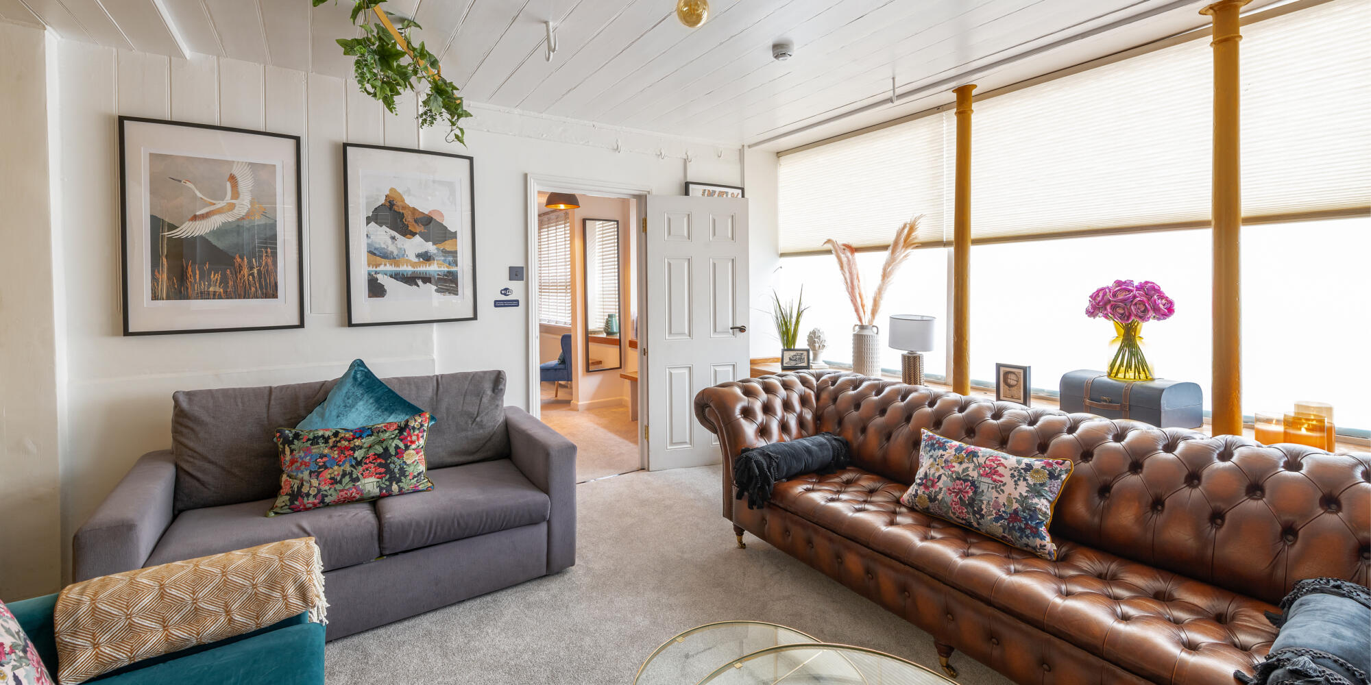 Holiday House Rental Bath Living Room Scaled Aspect Ratio 2000 1000