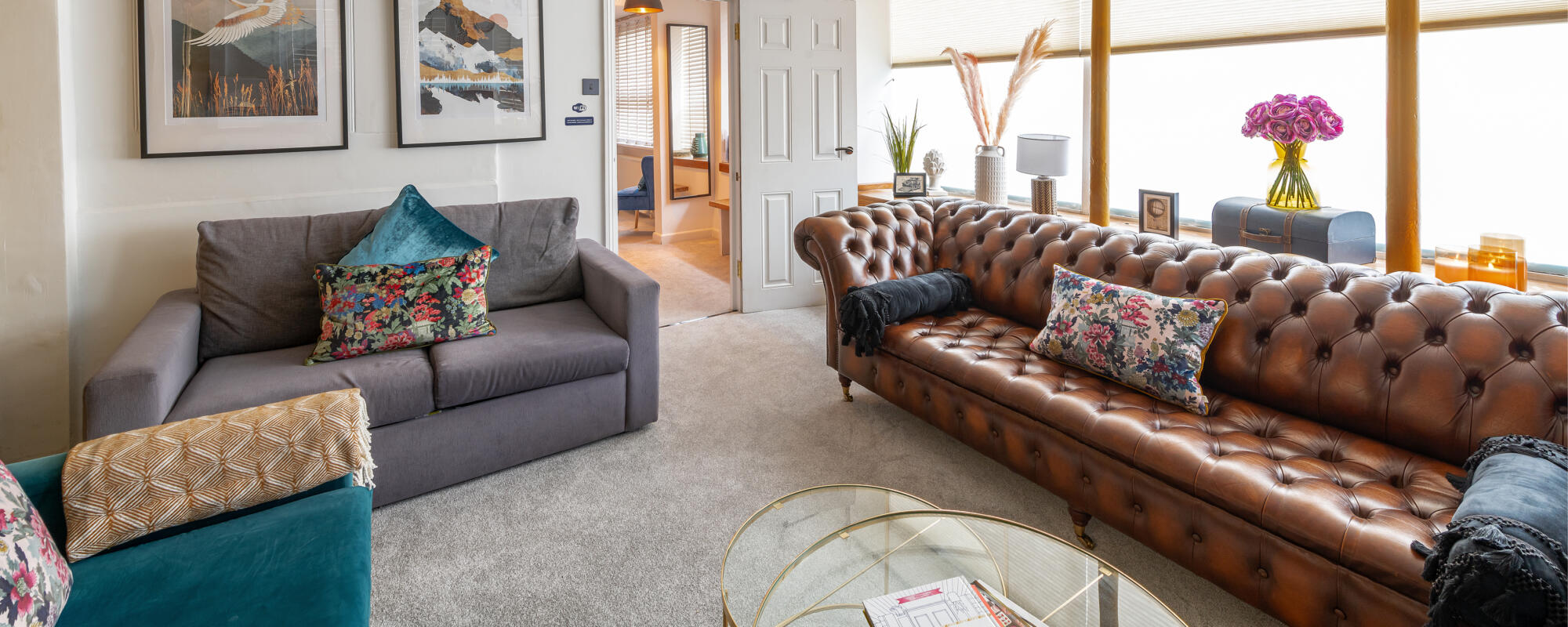 Holiday House Rental Bath Living Room Scaled Aspect Ratio 2000 800