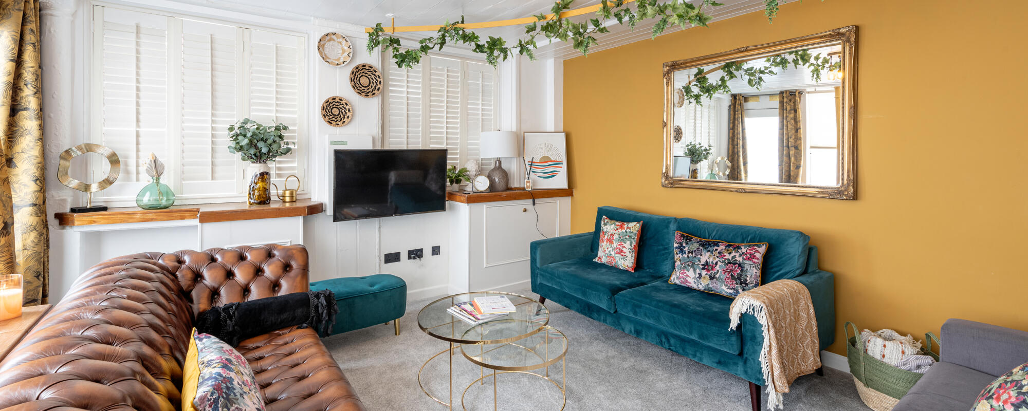 Holiday House Rental Bath Lounge Scaled Aspect Ratio 2000 800